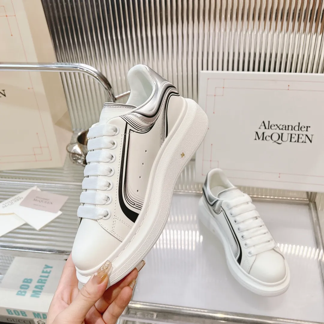 👟👟Ex-factory price 440👟👟 Men's size +10 (high version + 60 men's size plus 10) The latest addition to the counter is the top high-end version of Alexander McQueen·Alexander McQueen 2023 new wide sports shoes, white shoes and casual shoes👟New colors! The rear tail is really unique and pretty, I love it at first sight! 😍Top version! 👍🏻I won’t introduce too much about the style of this shoe. It will never go out of style year after year in spring, summer, autumn and winter. It is a super versatile style and has always been in hot demand. 🔸Upper: original custom-made latest silk cowhide 🔸Inner lining: cowhide foot pads + top-grade highly breathable mesh ����Outsole: the latest original open mold one-to-one precision mold PU vacuum outsole 🔸Female model 34-41 (customized at 34.40.41) 🔸Men's model 38-45 (customized at 38 45)